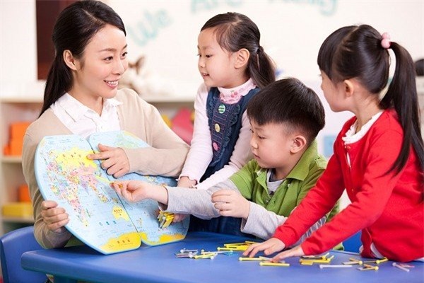 Đào tạo lại 40.000 giáo viên phổ thông thừa về dạy mầm non