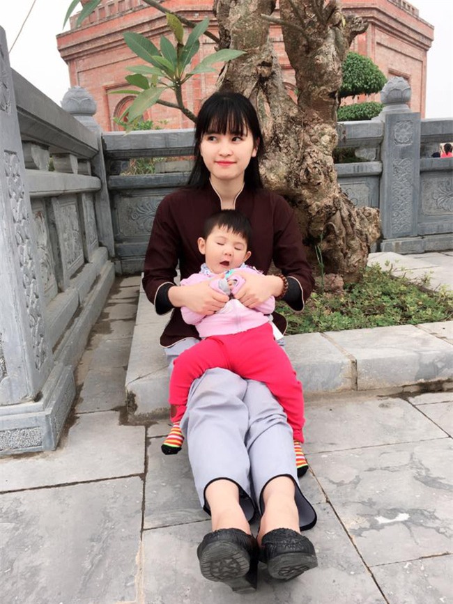 Cái Tết đầu tiên ấm áp nụ cười của em bé Lào Cai suy dinh dưỡng bên mẹ nuôi 9X - Ảnh 10.