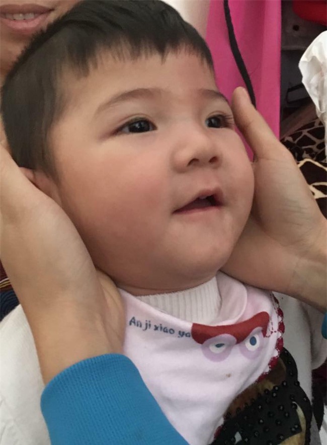 Cái Tết đầu tiên ấm áp nụ cười của em bé Lào Cai suy dinh dưỡng bên mẹ nuôi 9X - Ảnh 5.