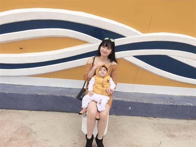 Cái Tết đầu tiên ấm áp nụ cười của em bé Lào Cai suy dinh dưỡng bên mẹ nuôi 9X - Ảnh 7.