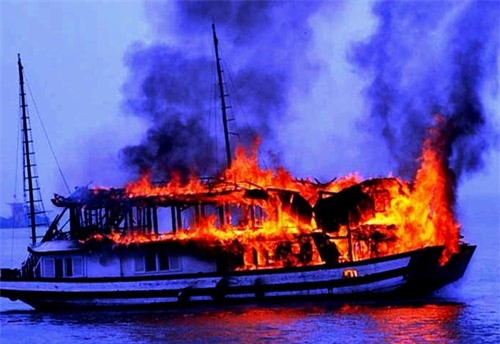 cháy tàu tren vịnh hạ long, 14 du khách nuóc ngoài thoát nạn hinh anh 1