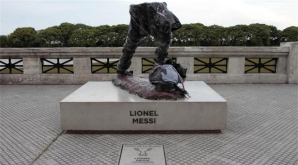 Tuong Messi bi pha hoai trong ngay thua Ronaldo hinh anh 1