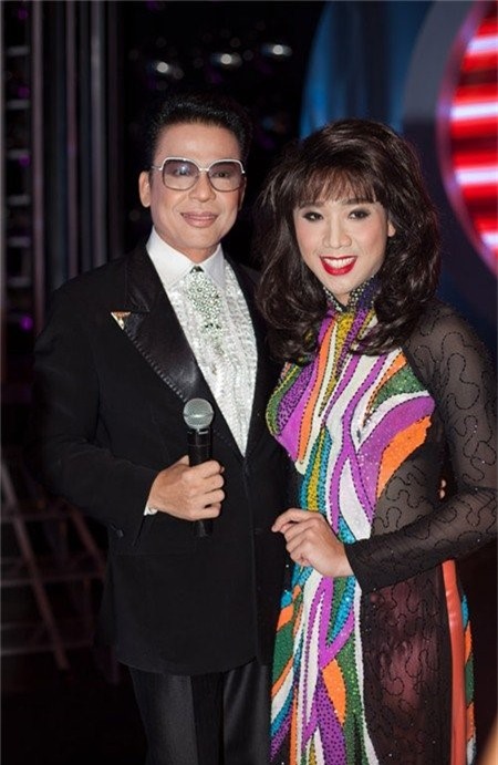 Trong chương trình, Trấn Thành không chỉ biến mình thành Hương Lan, mà anh còn trình bày ca khúc của nữ nghệ sĩ này được nhiều người yêu thích là Chiếc áo bà ba.