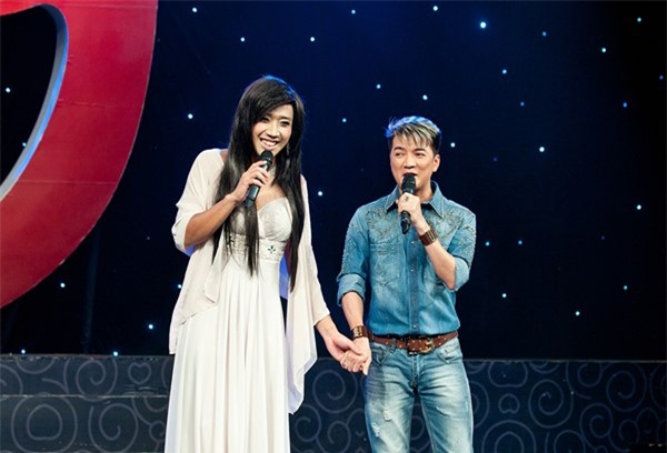 Trên sân khấu ca nhạc, Trấn Thành cũng nhiều lần biến mình thành cô gái xinh xắn, đáng yêu và sánh đôi bên ca sĩ Đàm Vĩnh Hưng.