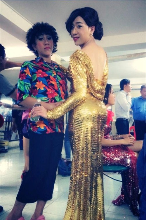 Cô gái trong bộ áo vàng lấp lánh gợi cảm quá mức này khiến không ít người hâm mộ phải mắt O mồm chữ A.