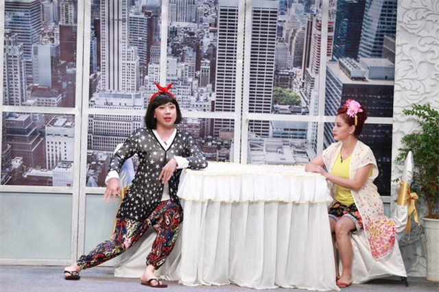 Trấn Thành tự nhận là chị em thân thiết của Lê Giang, 2 người từng là tiên nữ sống trên thiên đình, nhưng vì quá đam mê phẫu thuật thẩm mỹ nên đã bị Ngọc Hoàng đày xuống trần gian.