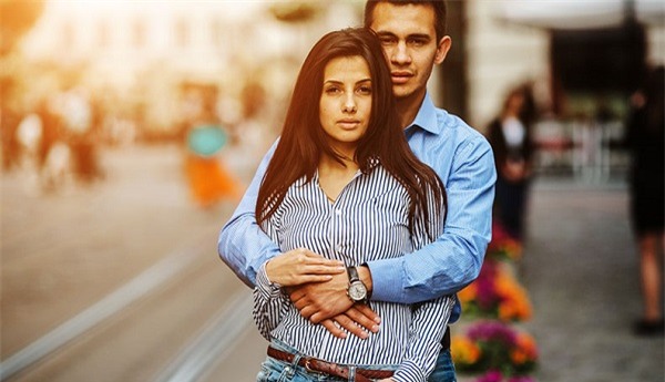Tôi bước đến với dáng vẻ kiêu sa, mỉm cười với cô dâu, gật đầu chào chú rể và bẽ mặt ra về - Ảnh 1.