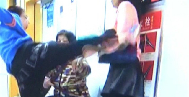 Con trai 10 tuổi đạp liên tiếp vào người mẹ chỉ vì không được chơi điện thoại - Ảnh 2.