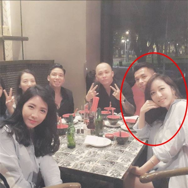 Mới đây, cô nàng cũng đăng tải một bức ảnh họp mặt bạn bè có mặt Trương Thế Vinh. Cả hai khá thân thiết, tình cảm với nhau. Những điều này càng khiến khán giả hoài nghi nam ca sĩ Tình yêu hoa gió và bạn thân của Hari Won đang hẹn hò với nhau. Tuy nhiên, thực hư của câu chuyện này chỉ có người trong cuộc biết rõ. Chúng tôi sẽ sớm liên lạc với Trương Thế Vinh để xác thực thông tin đang được đồn đoán này. - Tin sao Viet - Tin tuc sao Viet - Scandal sao Viet - Tin tuc cua Sao - Tin cua Sao