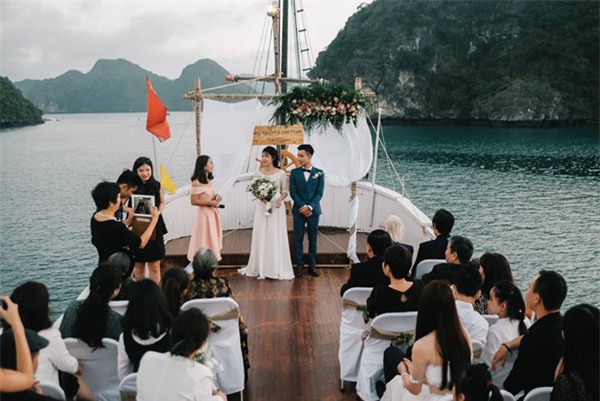 Đám cưới lãng mạn trên du thuyền ở vịnh Hạ Long khiến nhiều người ghen tỵ - Ảnh 2.