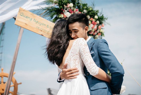 Đám cưới lãng mạn trên du thuyền ở vịnh Hạ Long khiến nhiều người ghen tỵ - Ảnh 4.