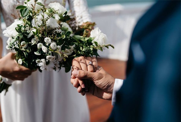 Đám cưới lãng mạn trên du thuyền ở vịnh Hạ Long khiến nhiều người ghen tỵ - Ảnh 5.