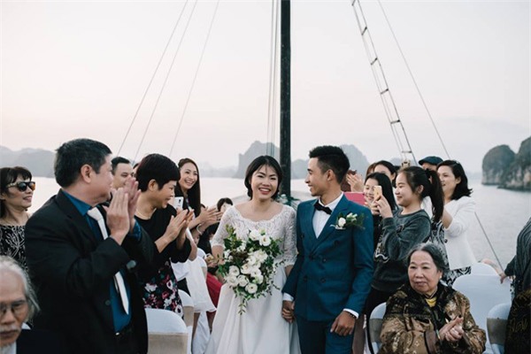 Đám cưới lãng mạn trên du thuyền ở vịnh Hạ Long khiến nhiều người ghen tỵ - Ảnh 6.