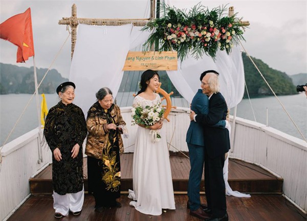 Đám cưới lãng mạn trên du thuyền ở vịnh Hạ Long khiến nhiều người ghen tỵ - Ảnh 7.