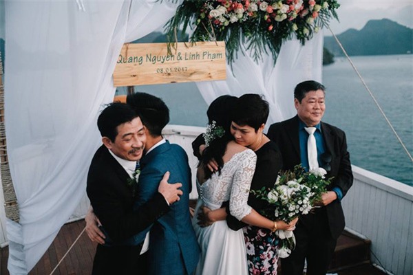 Đám cưới lãng mạn trên du thuyền ở vịnh Hạ Long khiến nhiều người ghen tỵ - Ảnh 9.