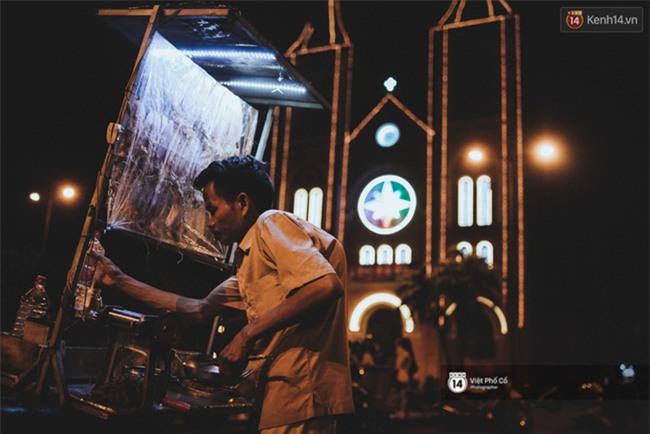 Xe hàng rong 25 năm và một tổ ấm đơn sơ của anh gù nhà thờ Đức Bà Sài Gòn - Ảnh 1.