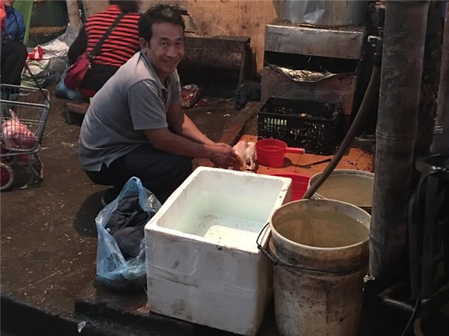 Cảnh giết mổ gà tại chợ: Bà nội trợ hãy 1 lần nhìn lại