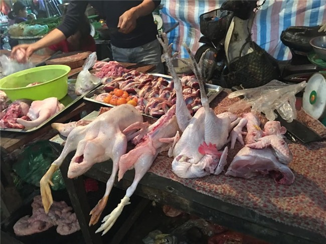 Cảnh giết mổ gà tại chợ: Bà nội trợ hãy 1 lần nhìn lại