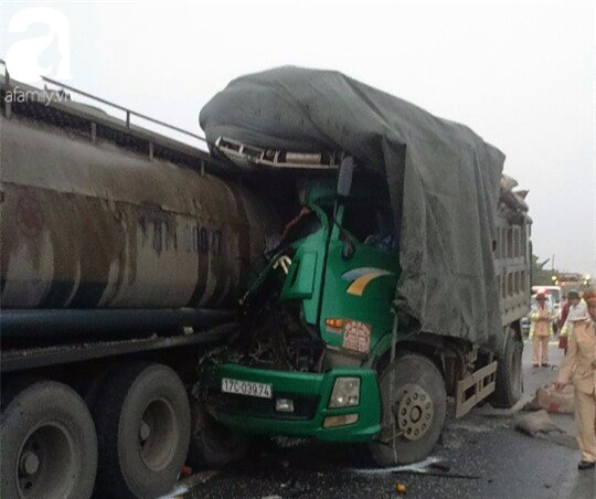 Thái Bình: Dừng xe bên đường kiểm tra lốp bị xe tải húc vào, 2 người chết - Ảnh 2.
