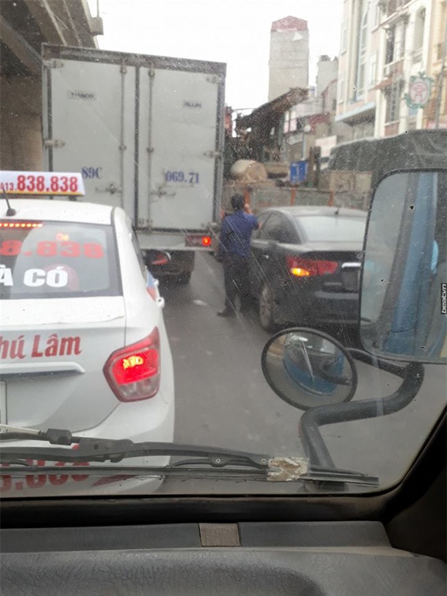 Tắc đường, tài xế dừng xe và có hành động khiến tất cả bất bình - Ảnh 1.