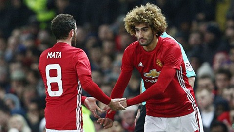 Fellaini cũng được vào sân thay Mata