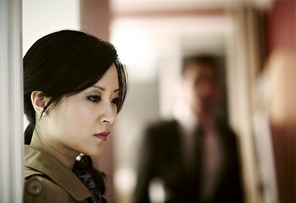 Rơi xuống vực thẳm sau câu hỏi của con trai 3 tuổi khi con lục được vật này trong túi bố - Ảnh 2.