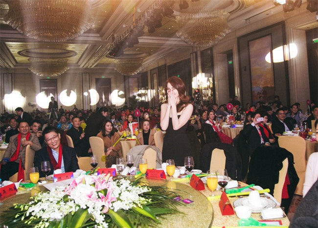 Ngọc Trinh diện đầm trễ nải ra mắt đồng nghiệp bạn trai tỷ phú Hoàng Kiều - Ảnh 3.