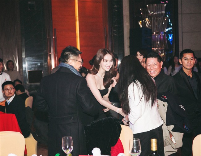 Ngọc Trinh diện đầm trễ nải ra mắt đồng nghiệp bạn trai tỷ phú Hoàng Kiều - Ảnh 4.