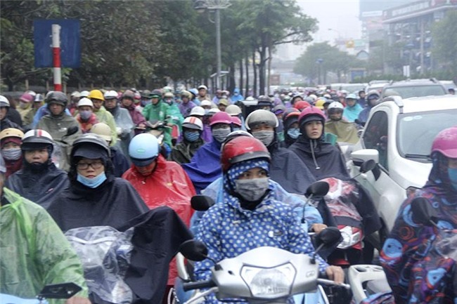 Hà Nội mưa rét, nhiều đường tắc trầm trọng