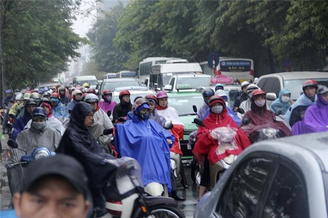 Hà Nội mưa rét, nhiều đường tắc trầm trọng
