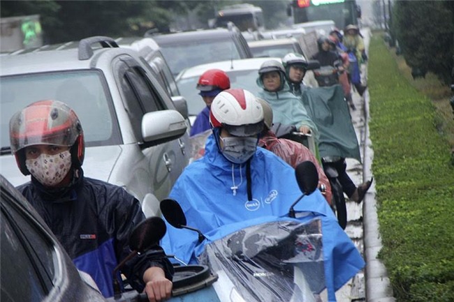 Hà Nội mưa rét, nhiều đường tắc trầm trọng