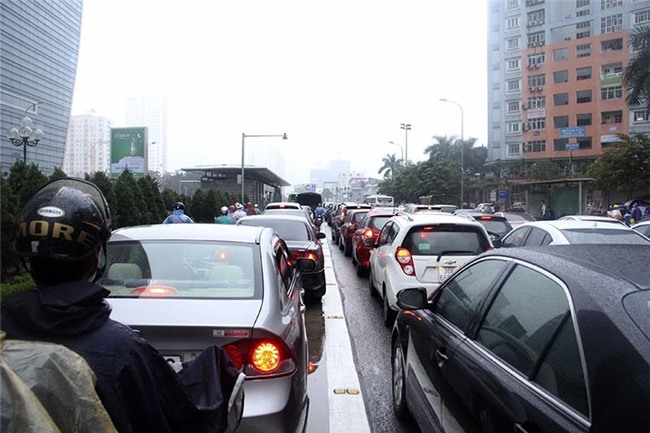 Hà Nội mưa rét, nhiều đường tắc trầm trọng