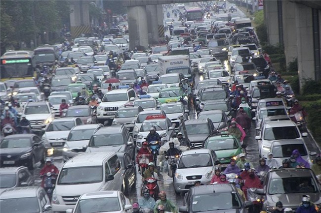 Hà Nội mưa rét, nhiều đường tắc trầm trọng