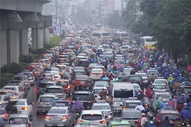 Hà Nội mưa rét, nhiều đường tắc trầm trọng