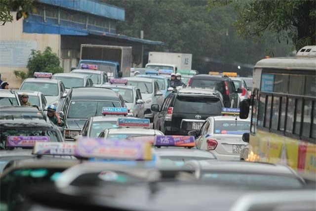 Hà Nội mưa rét, nhiều đường tắc trầm trọng