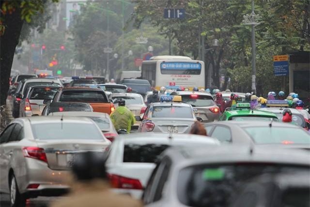 Hà Nội mưa rét, nhiều đường tắc trầm trọng