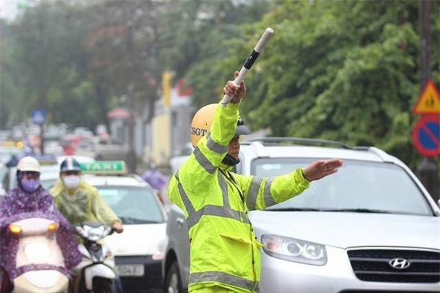 Hà Nội mưa rét, nhiều đường tắc trầm trọng