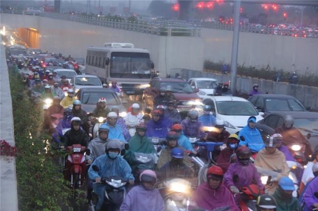 Hà Nội mưa rét, nhiều đường tắc trầm trọng