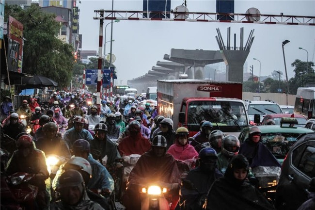 Hà Nội mưa rét, nhiều đường tắc trầm trọng