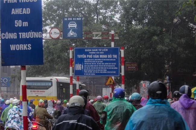 Hà Nội mưa rét, nhiều đường tắc trầm trọng