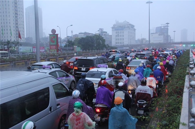 Hà Nội mưa rét, nhiều đường tắc trầm trọng