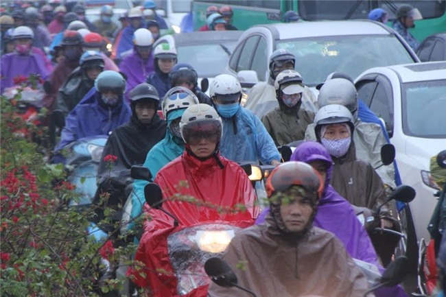 Hà Nội mưa rét, nhiều đường tắc trầm trọng