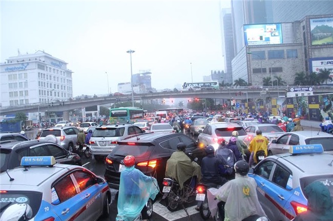 Hà Nội mưa rét, nhiều đường tắc trầm trọng