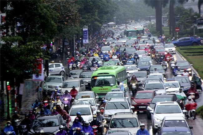 Hà Nội mưa rét, nhiều đường tắc trầm trọng