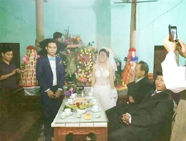 Cám cảnh đến cả ngày cưới, ngồi bên cô dâu mà chú rể vẫn tranh thủ vớ điếu cày làm 1 hơi - Ảnh 3.