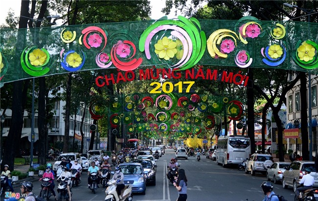 Doan duong 500 m trang tri loe loet o Sai Gon hinh anh 1