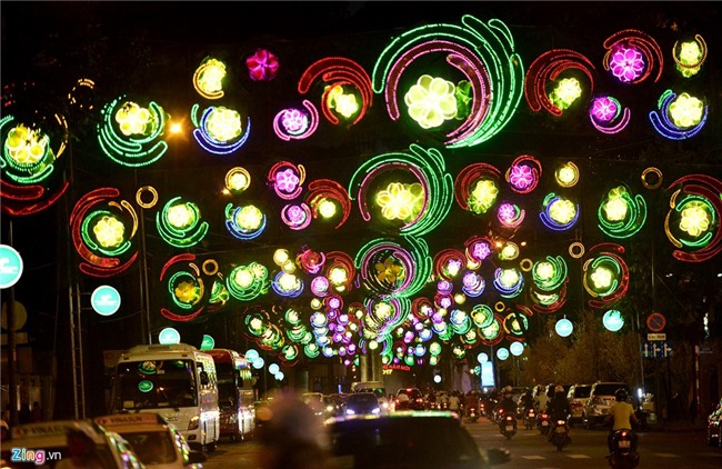 Doan duong 500 m trang tri loe loet o Sai Gon hinh anh 10