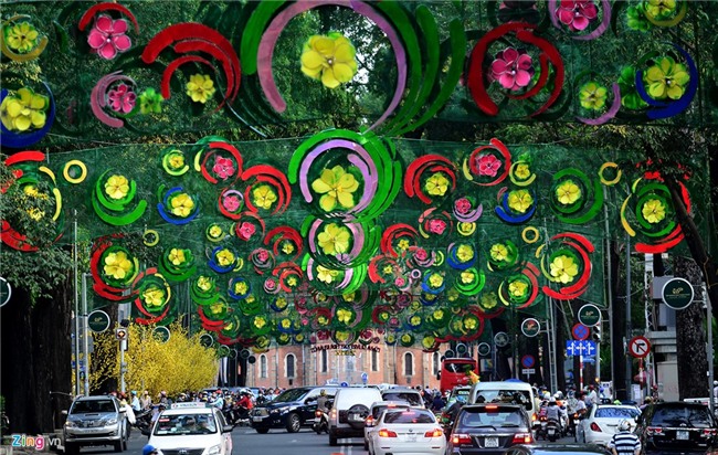 Doan duong 500 m trang tri loe loet o Sai Gon hinh anh 2