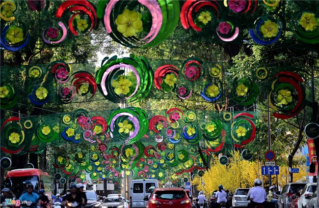 Doan duong 500 m trang tri loe loet o Sai Gon hinh anh 3