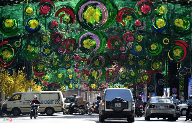 Doan duong 500 m trang tri loe loet o Sai Gon hinh anh 7